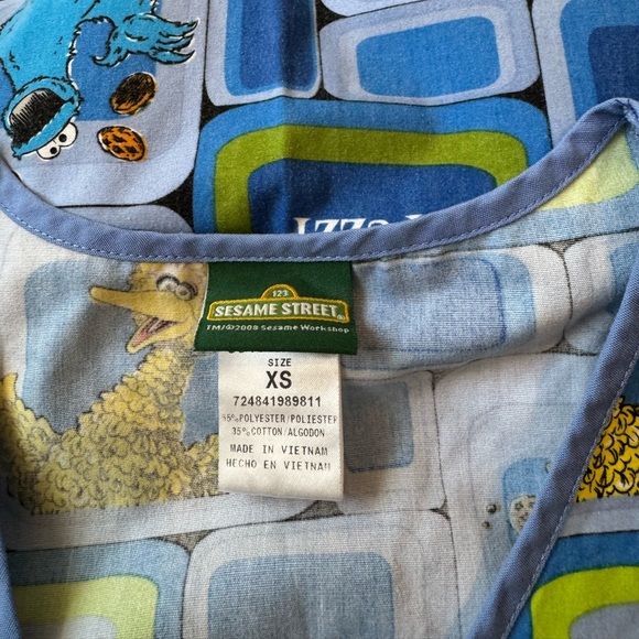 XS Sesame Street Scrub Top - Picture 3 of 4